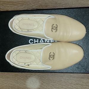 AUTHENTIC CHANNEL FLATS